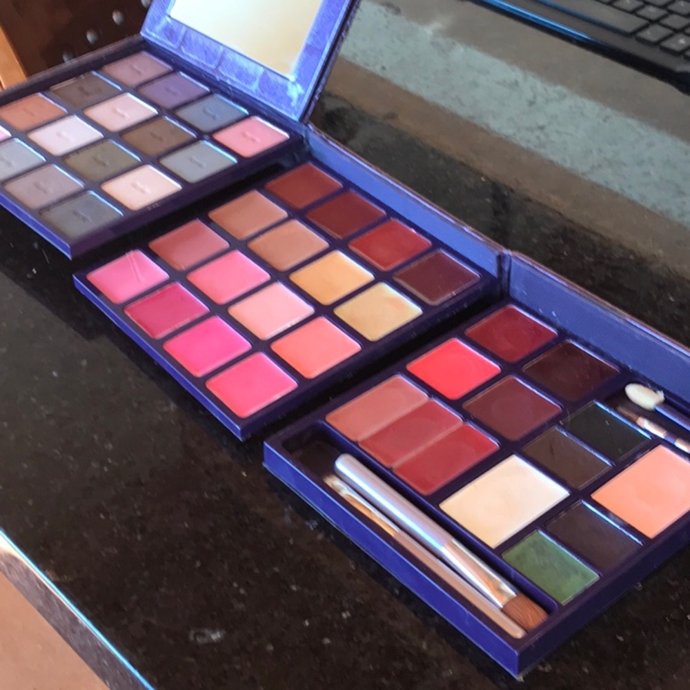 Tarte Compact With Beautiful Colors For eyes,Cheeks and Lips..